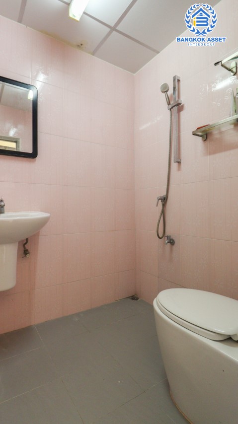 ทาวน์เฮ้าส์มือสองย่านกรุงเทพฯ ม.ซอยสุขสันต์7 กาญจนาภิเษก เนื้อที่มากถึง 22.3 ตร.ว. ฟังก์ชัน 2 ห้องนอน 2 ห้องน้ำ 1 ที่จอดรถ บ้านรีโนเวทแล้ว หลังบ้านกว้างขวาง ทำเลโซนกรุงเทพฯ ชั้นใน ใกล้รถไฟฟ้าสายสีน้ำเงิน "สถานีหลักสอง" ราคาถูกสุดในย่าน!...